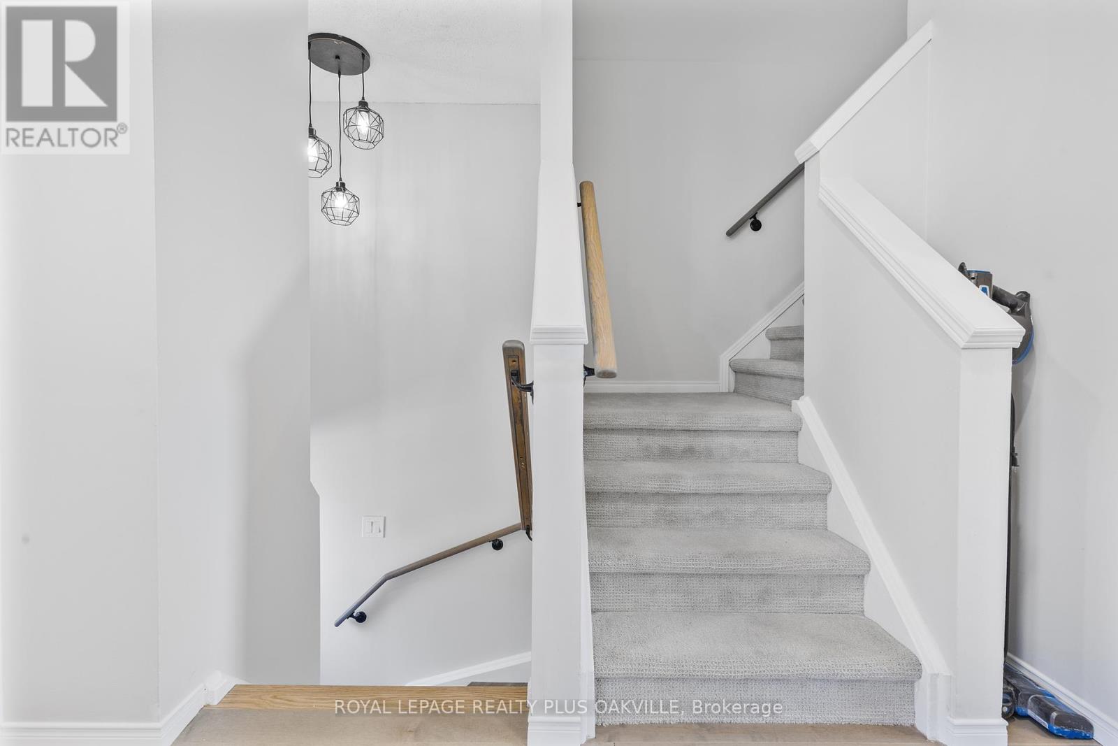 Photo 11 of 34 2272 Mowat Avenue, Oakville ON
