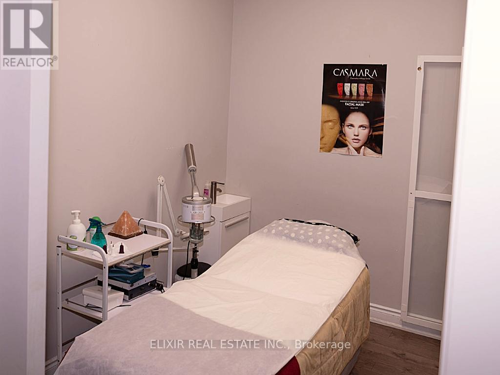 Photo 17 of 39 Queen Street N, Mississauga ON