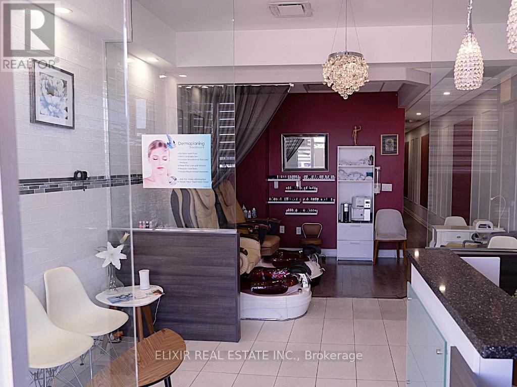Photo 7 of 39 Queen Street N, Mississauga ON