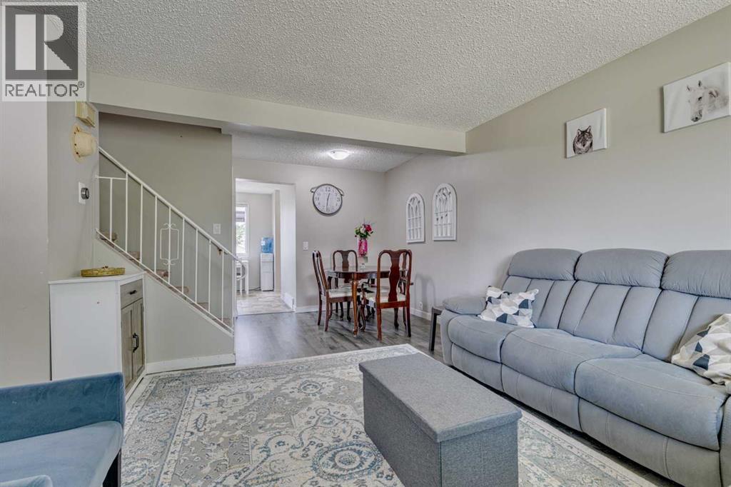Photo 3 of 85 Cedardale Crescent Sw, Calgary AB