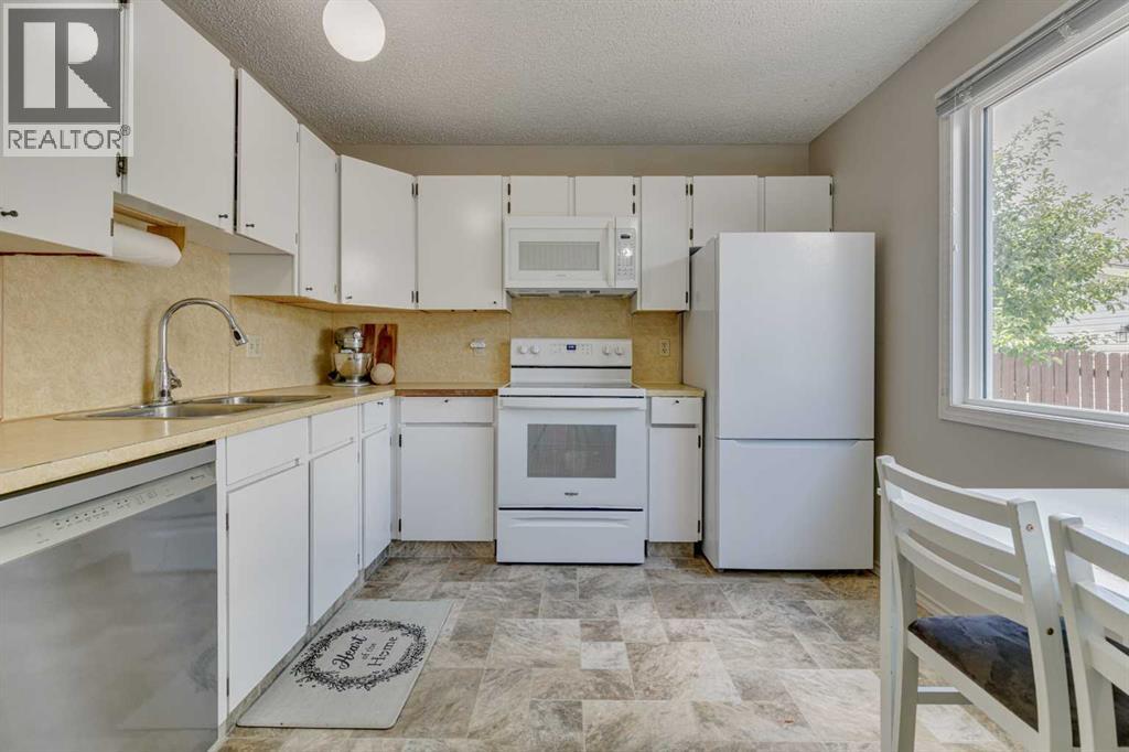Photo 7 of 85 Cedardale Crescent Sw, Calgary AB