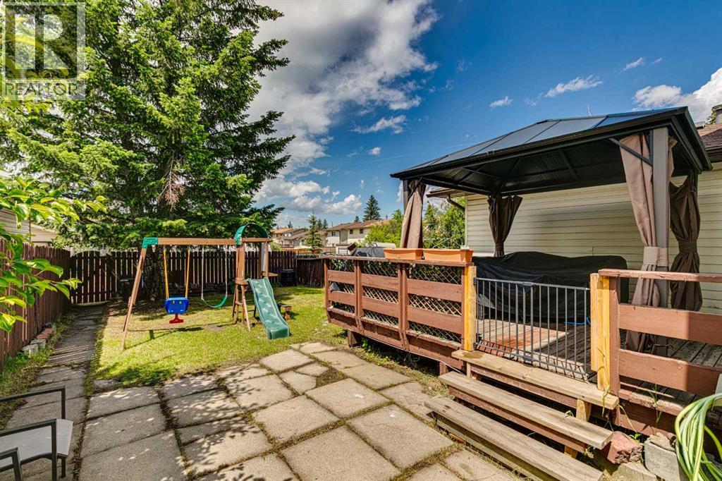 Photo 18 of 85 Cedardale Crescent Sw, Calgary AB