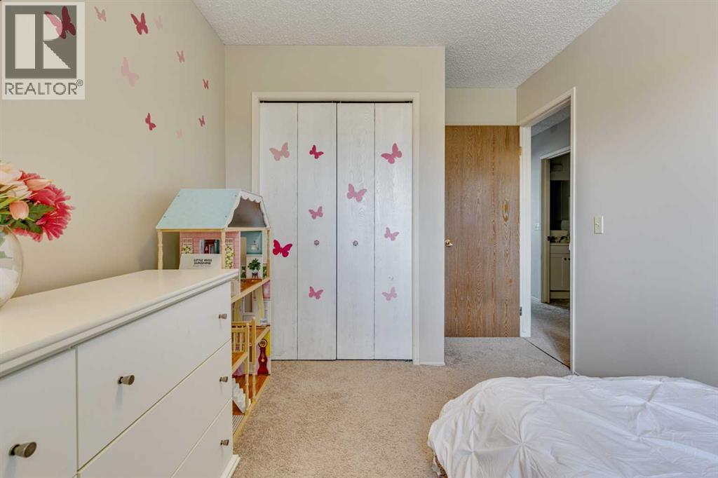 Photo 11 of 85 Cedardale Crescent Sw, Calgary AB