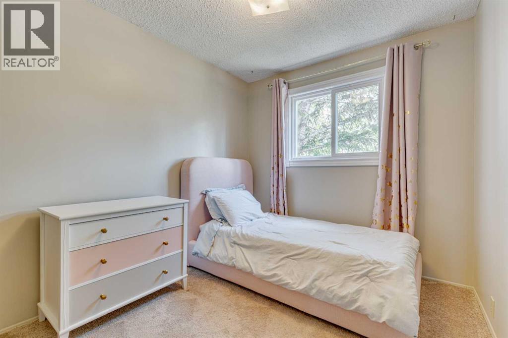 Photo 12 of 85 Cedardale Crescent Sw, Calgary AB