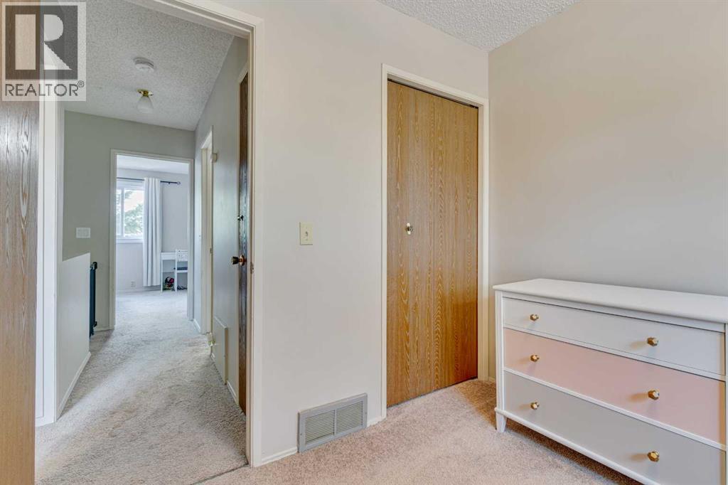 Photo 13 of 85 Cedardale Crescent Sw, Calgary AB
