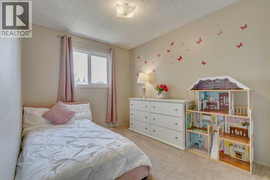 Photo 10 of 85 Cedardale Crescent Sw, Calgary AB
