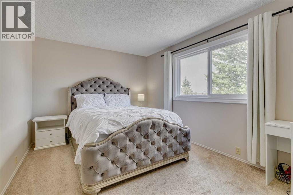 Photo 15 of 85 Cedardale Crescent Sw, Calgary AB