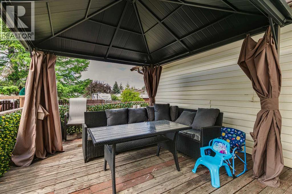 Photo 21 of 85 Cedardale Crescent Sw, Calgary AB