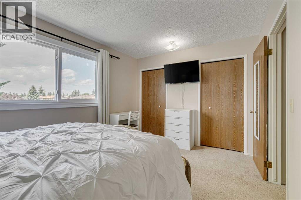 Photo 16 of 85 Cedardale Crescent Sw, Calgary AB