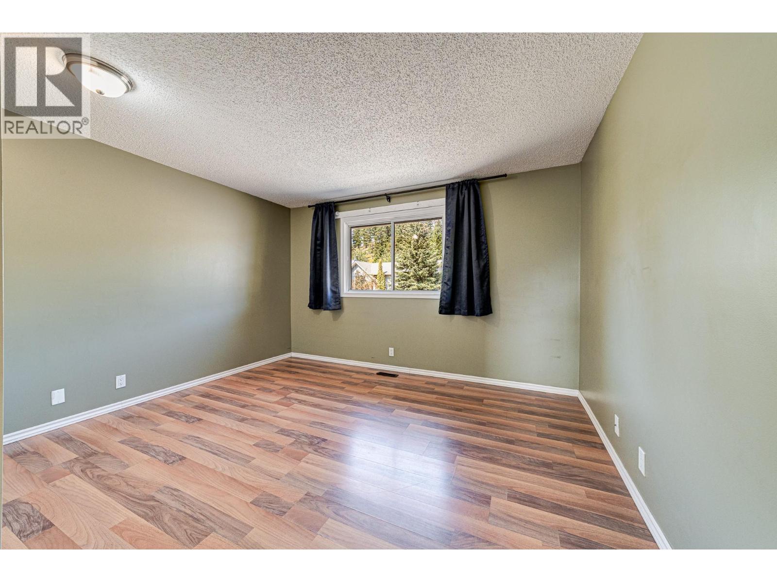 Photo 17 of 732 Balmer Crescent, Elkford BC