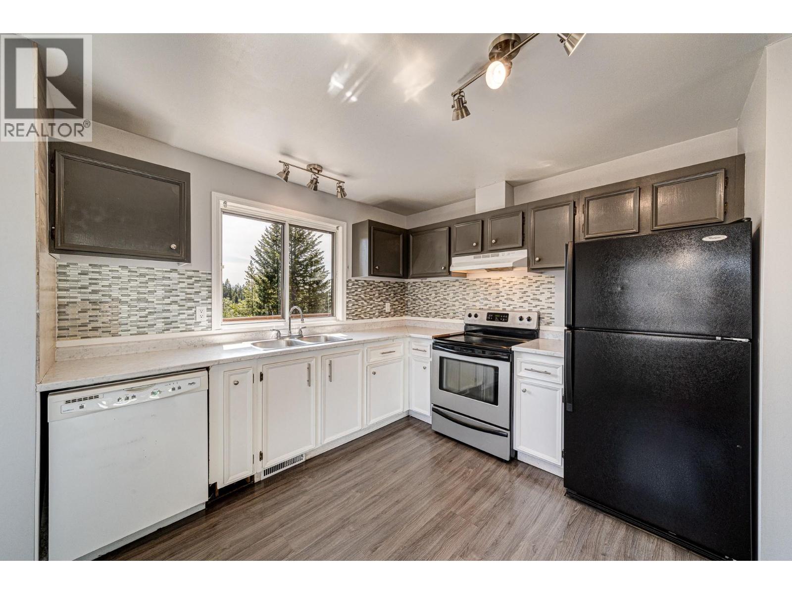 Photo 12 of 732 Balmer Crescent, Elkford BC
