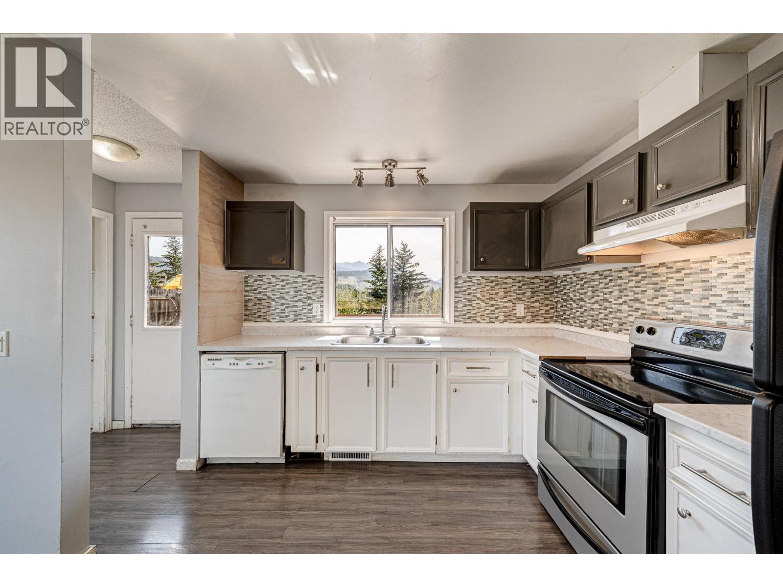 Photo 11 of 732 Balmer Crescent, Elkford BC