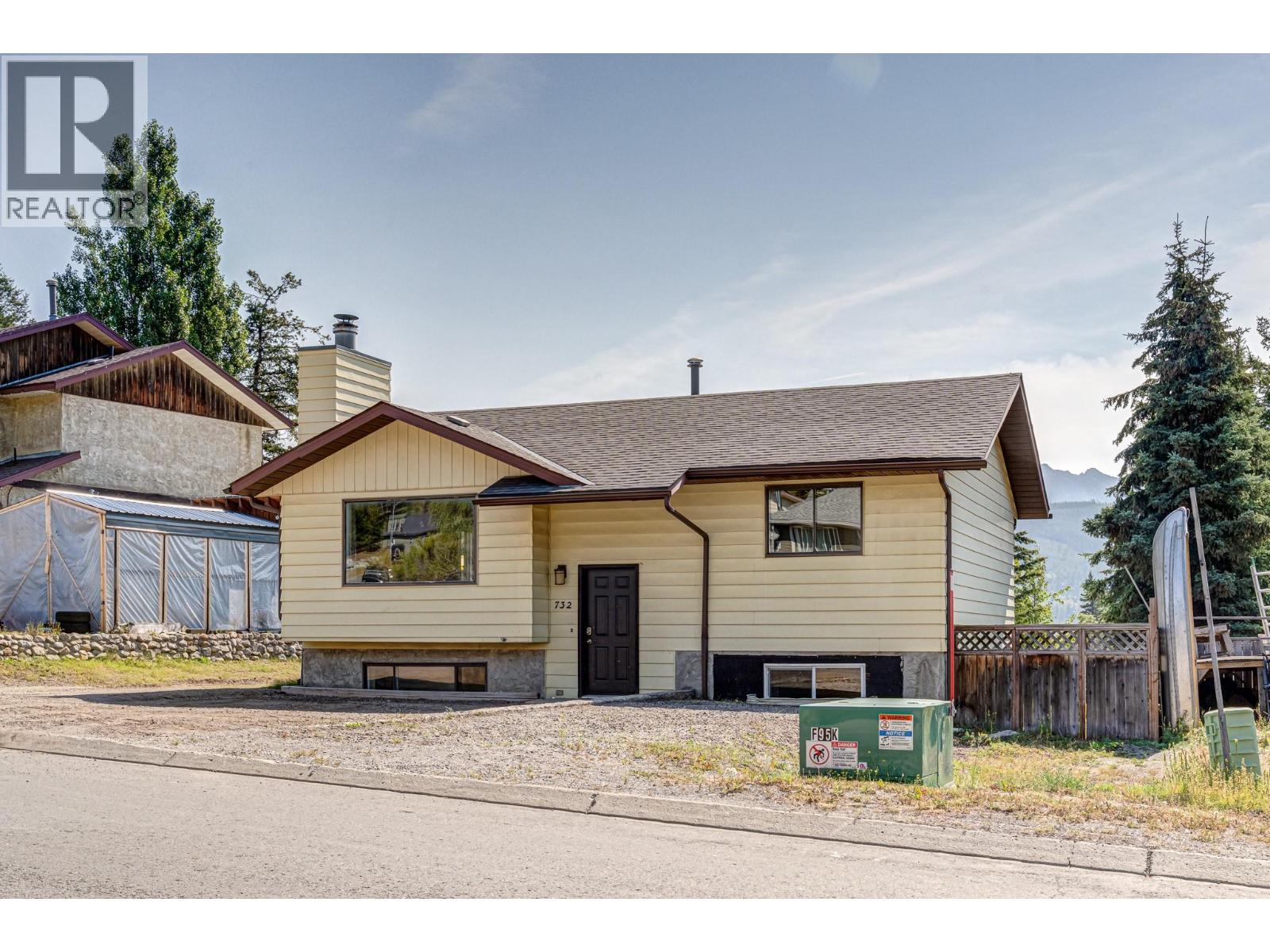 Photo 41 of 732 Balmer Crescent, Elkford BC