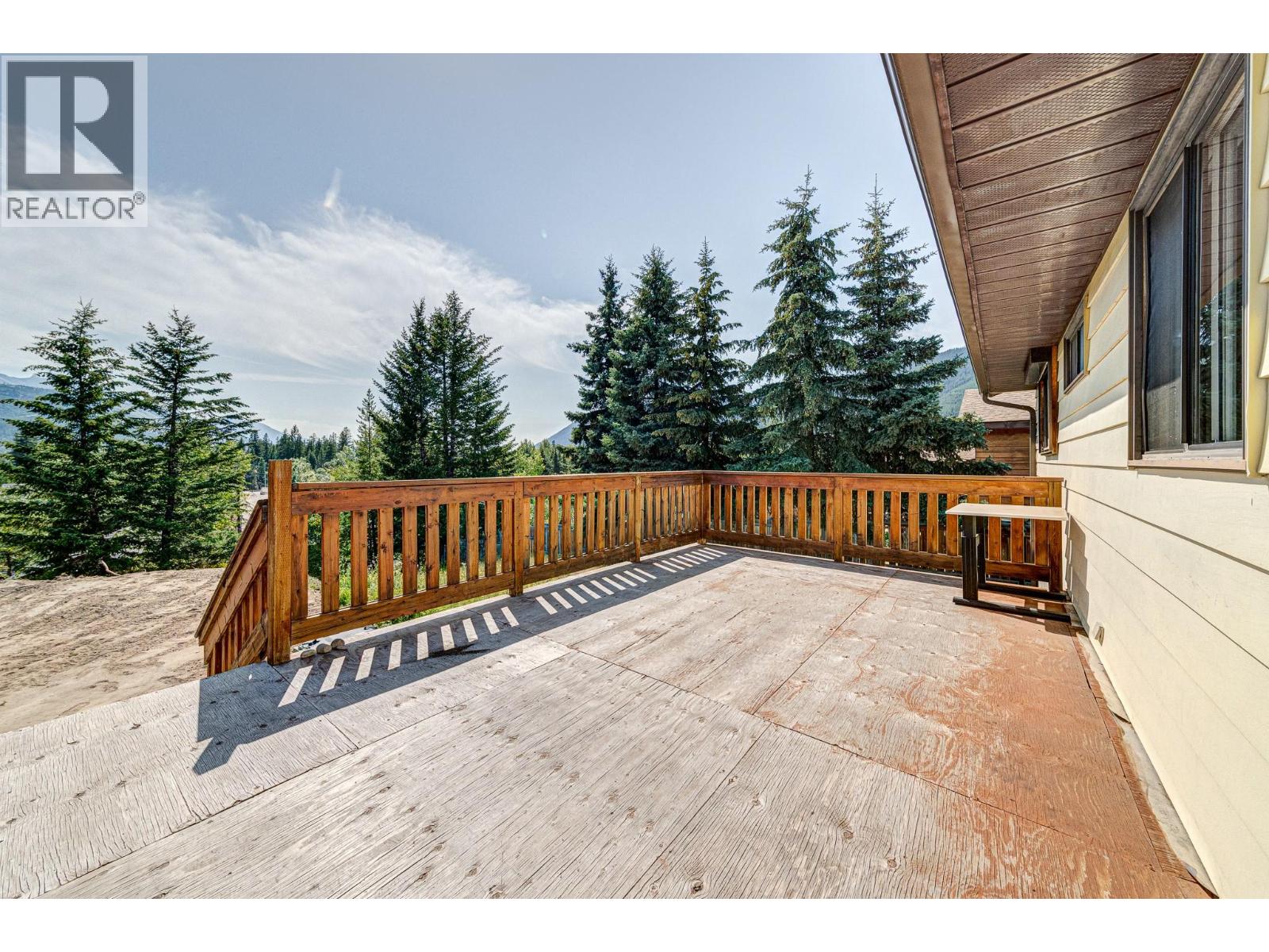 Photo 34 of 732 Balmer Crescent, Elkford BC