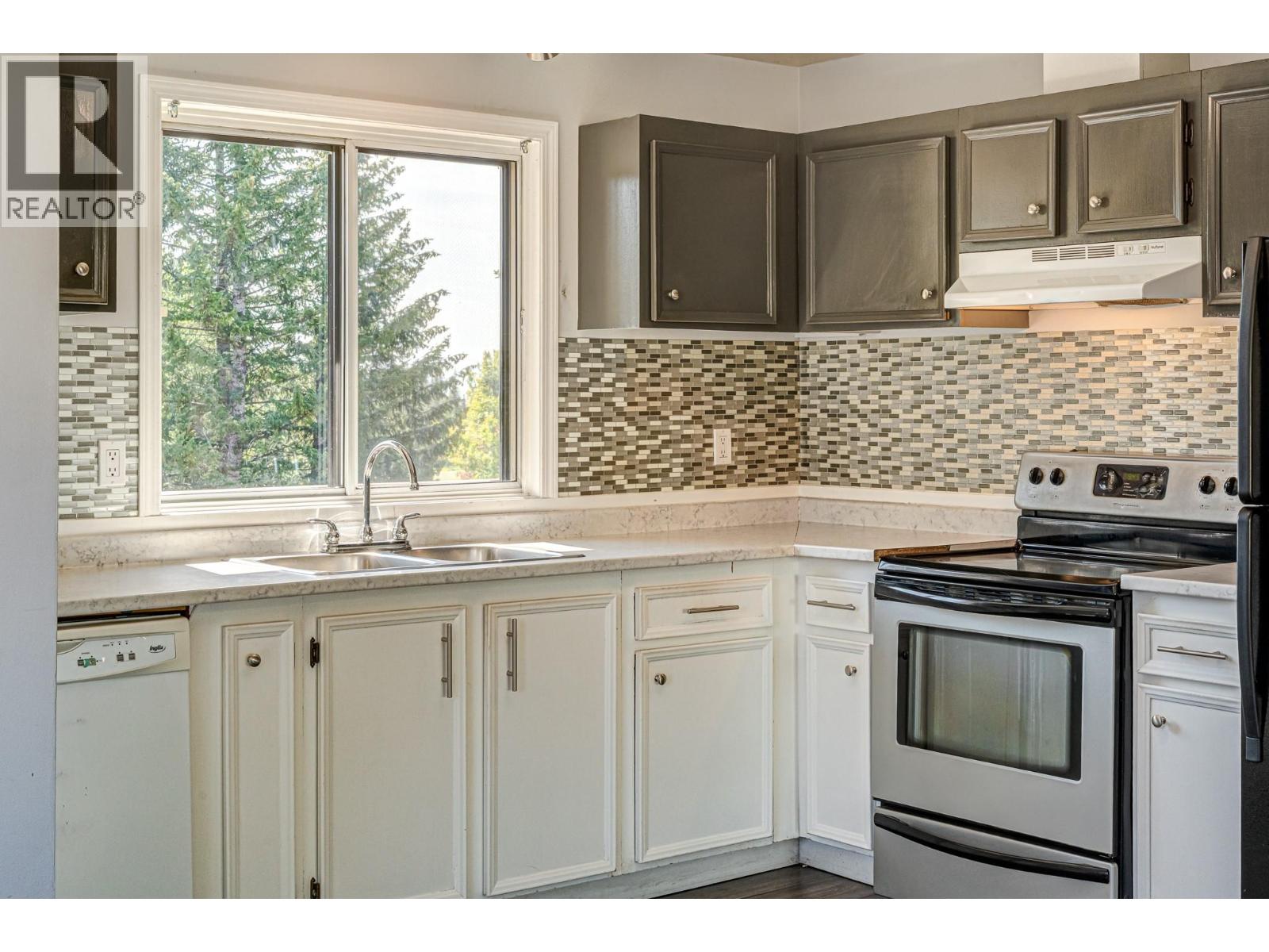Photo 16 of 732 Balmer Crescent, Elkford BC