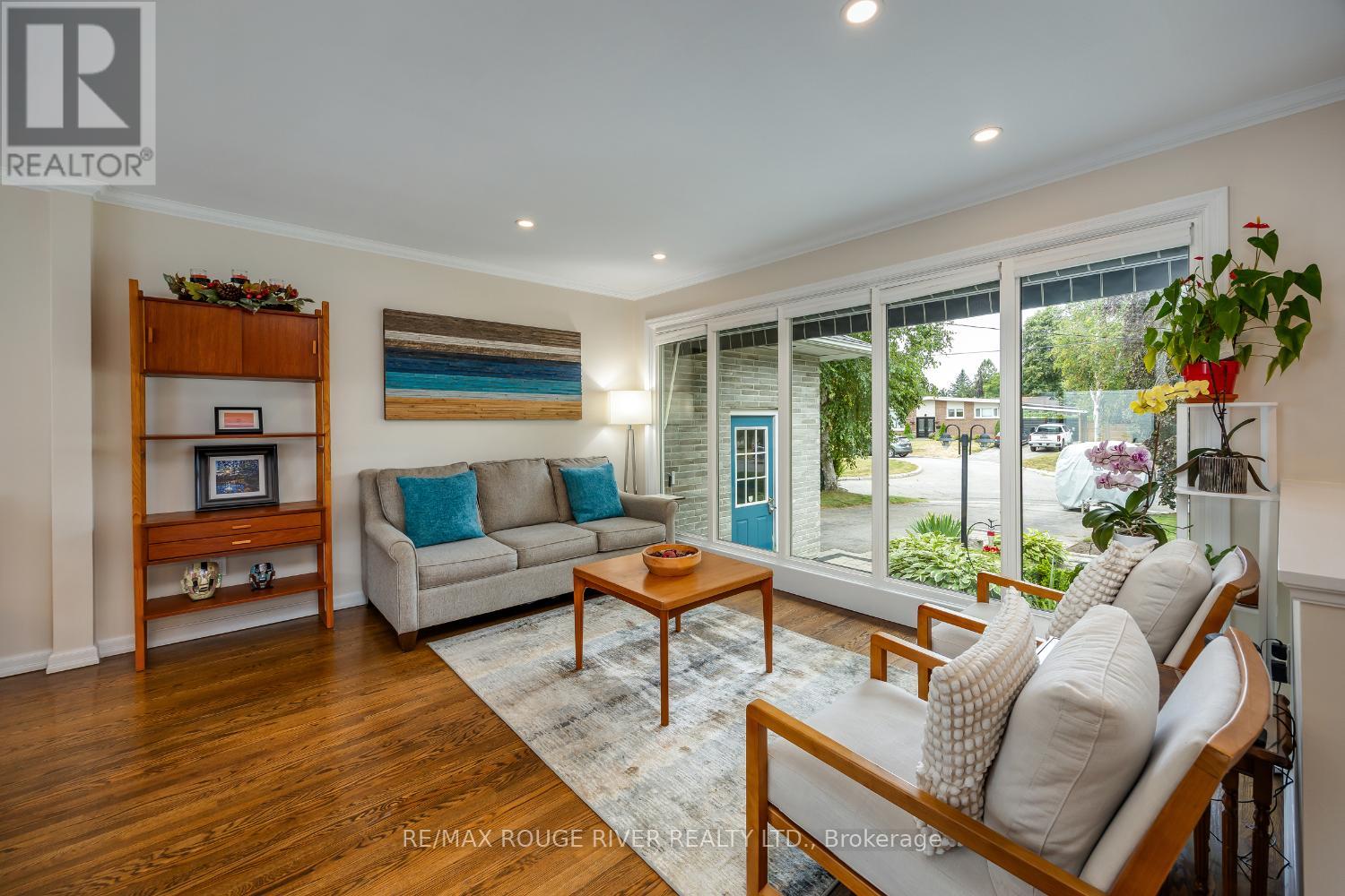 Photo 4 of 129 Briar Court, Oshawa ON
