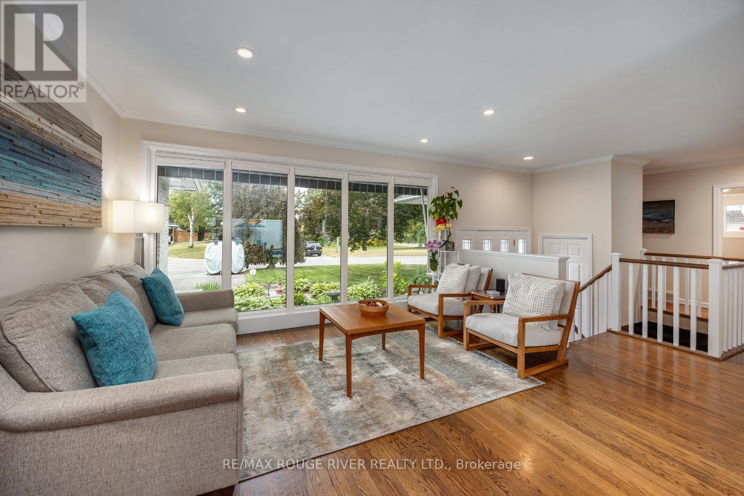 Photo 5 of 129 Briar Court, Oshawa ON