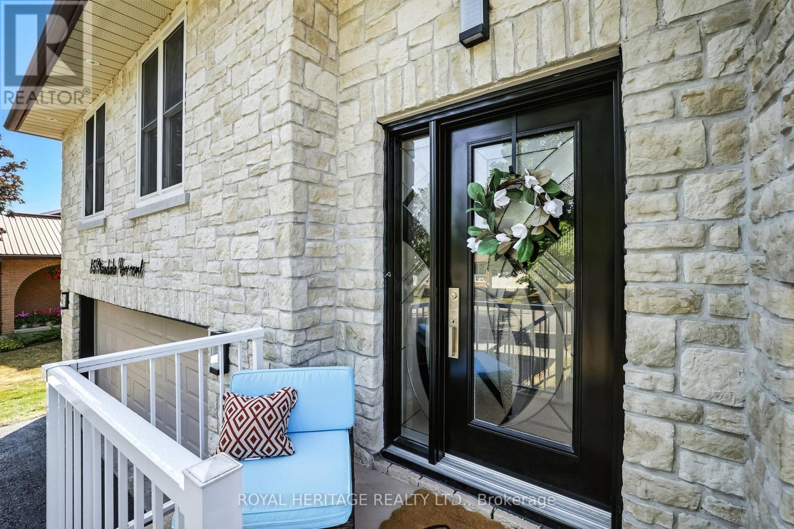 Photo 2 of 85 Pinedale Crescent, Clarington ON