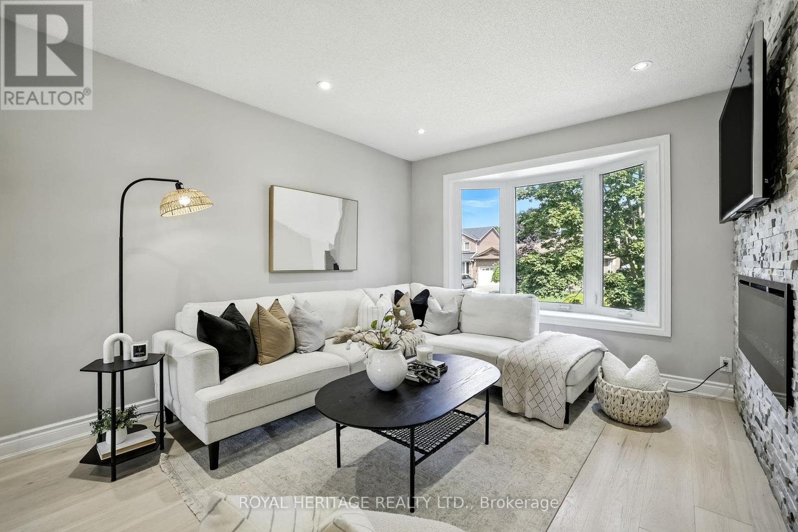 Photo 9 of 85 Pinedale Crescent, Clarington ON