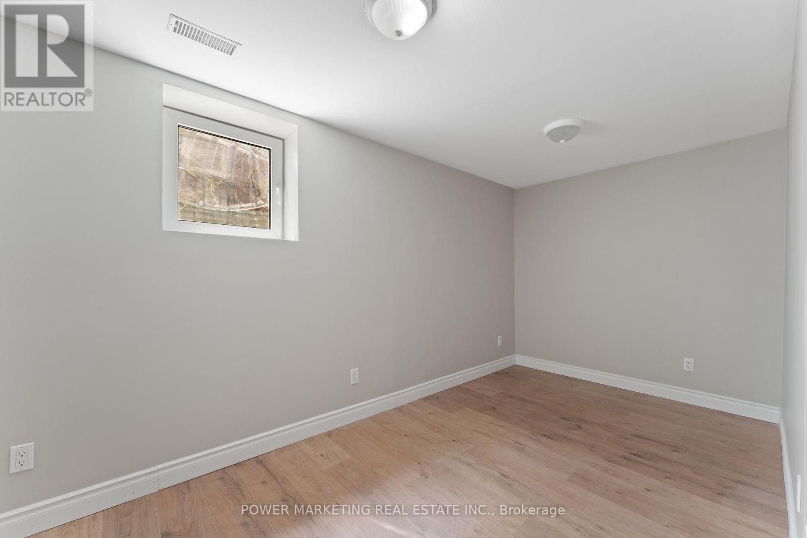 Photo 35 of 3 Newbury Crescent, Brampton ON