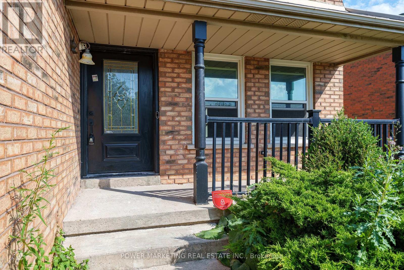 Photo 4 of 3 Newbury Crescent, Brampton ON