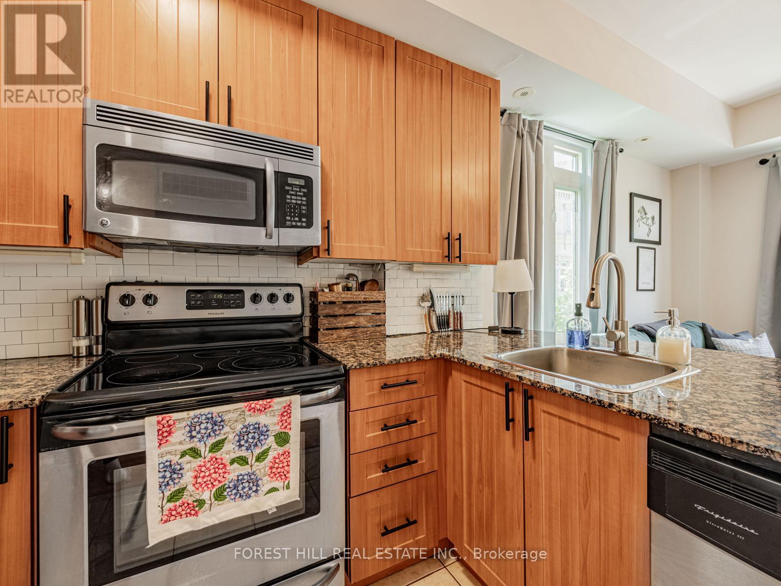 Photo 10 of Th 3 68 Carr Street, Toronto ON