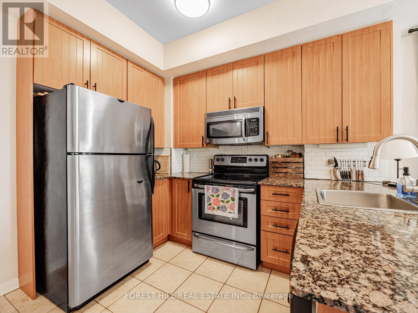 Photo 8 of Th 3 68 Carr Street, Toronto ON