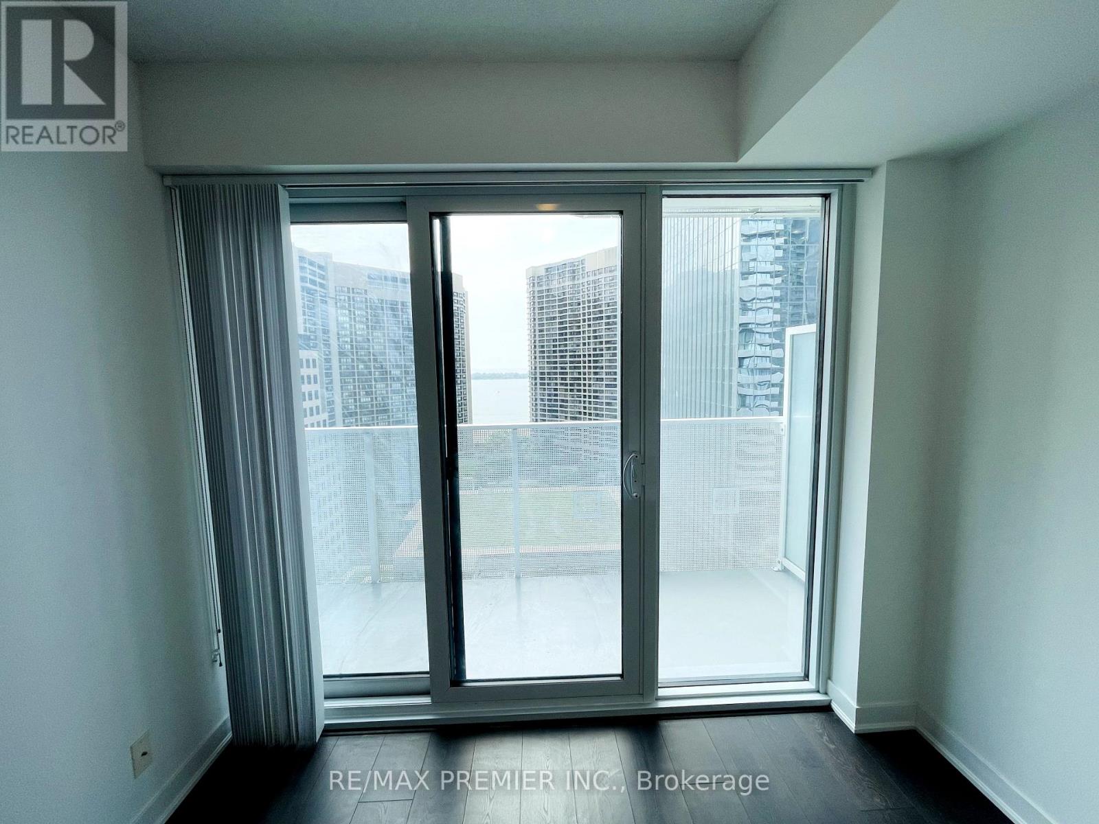 Photo 15 of 2008 88 Harbour Street, Toronto ON