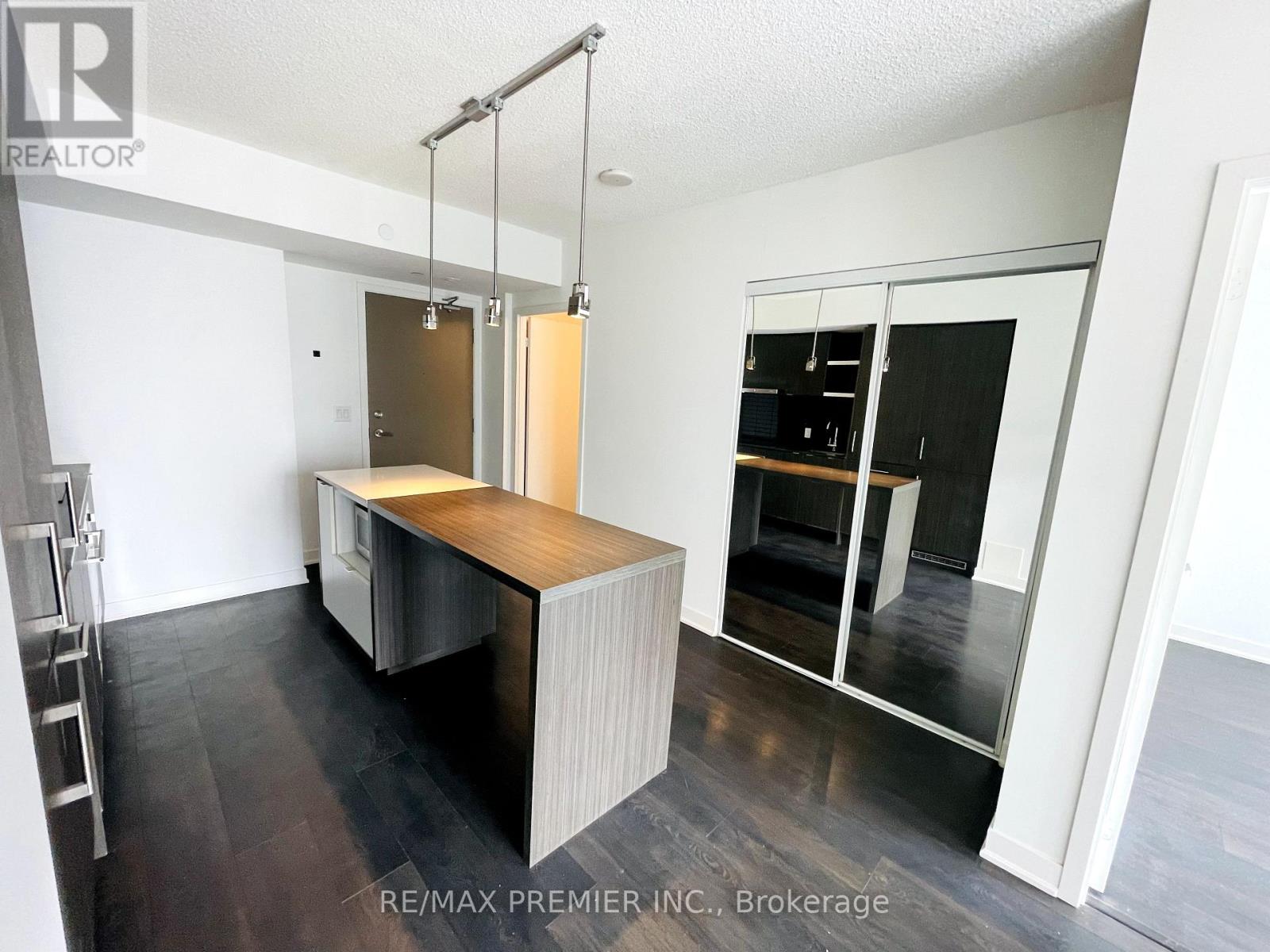 Photo 6 of 2008 88 Harbour Street, Toronto ON
