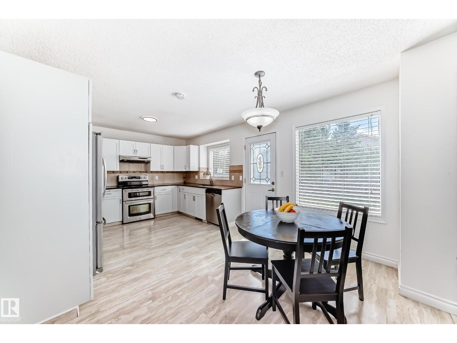 Photo 9 of 3155 36 Av Nw, Edmonton AB