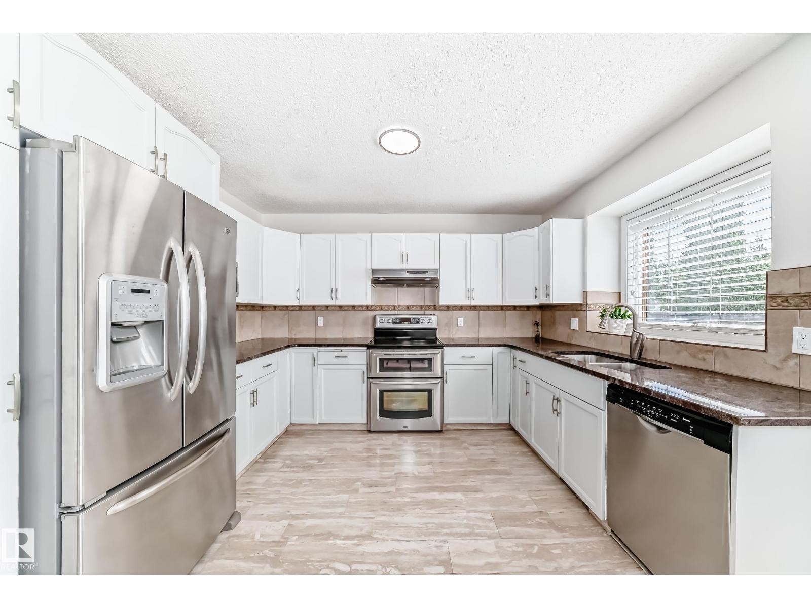 Photo 10 of 3155 36 Av Nw, Edmonton AB