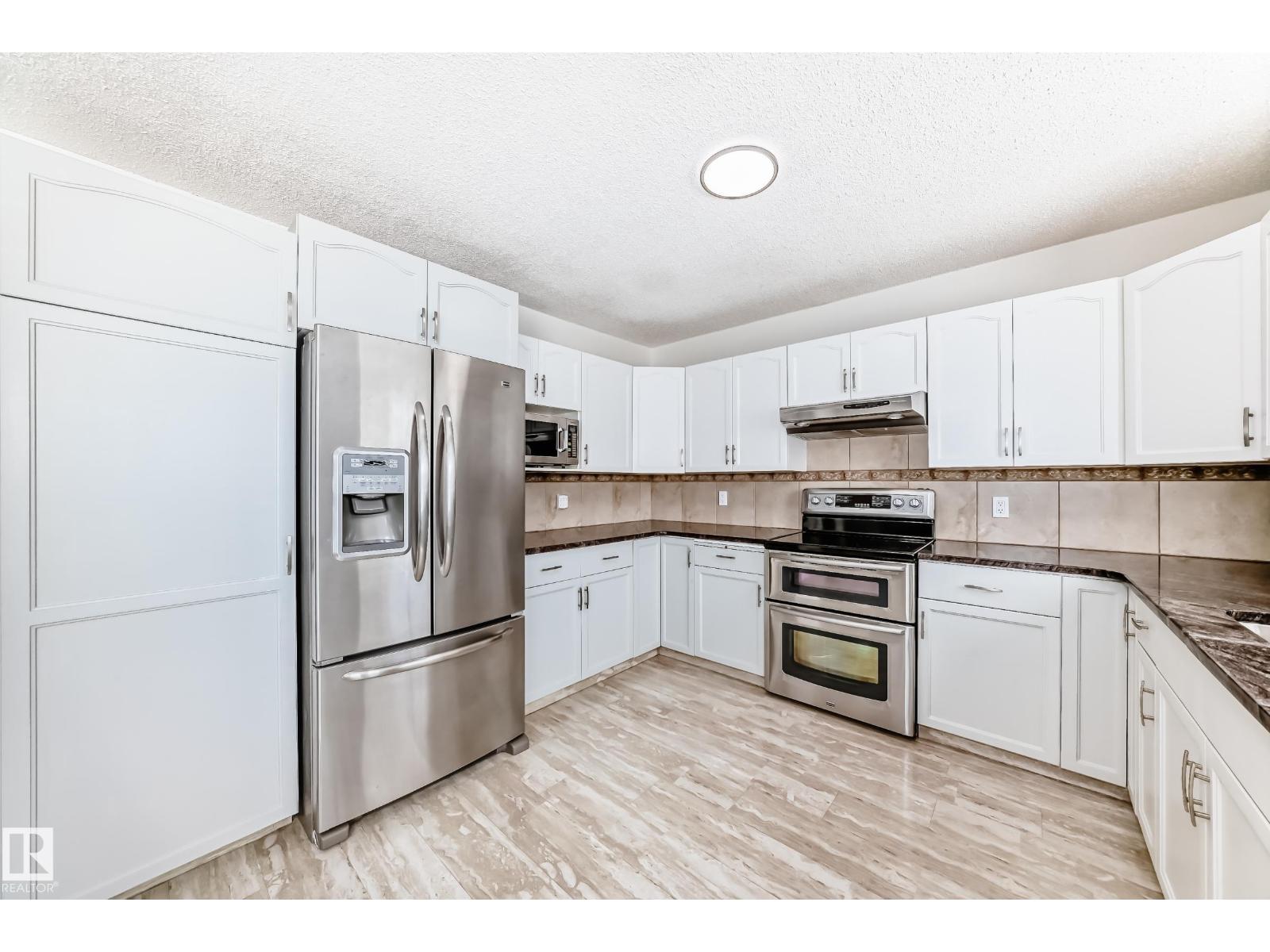 Photo 11 of 3155 36 Av Nw, Edmonton AB