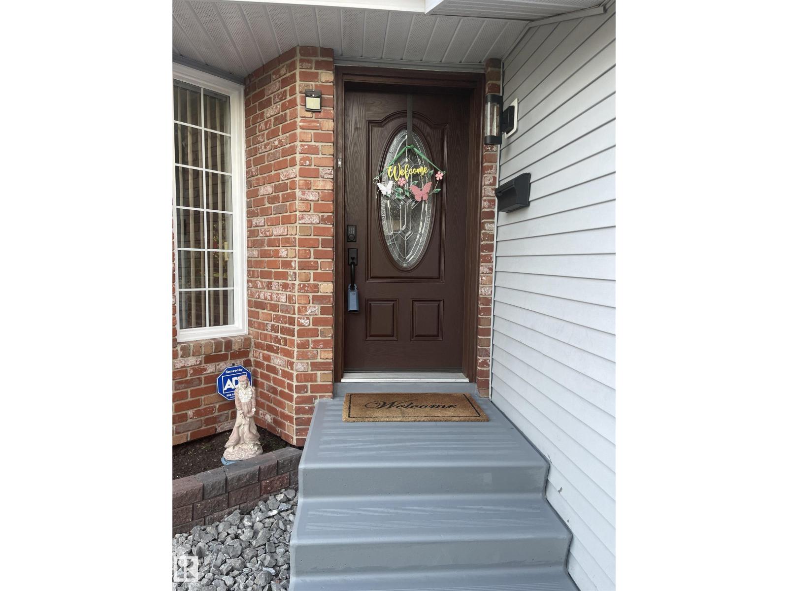 Photo 2 of 3155 36 Av Nw, Edmonton AB