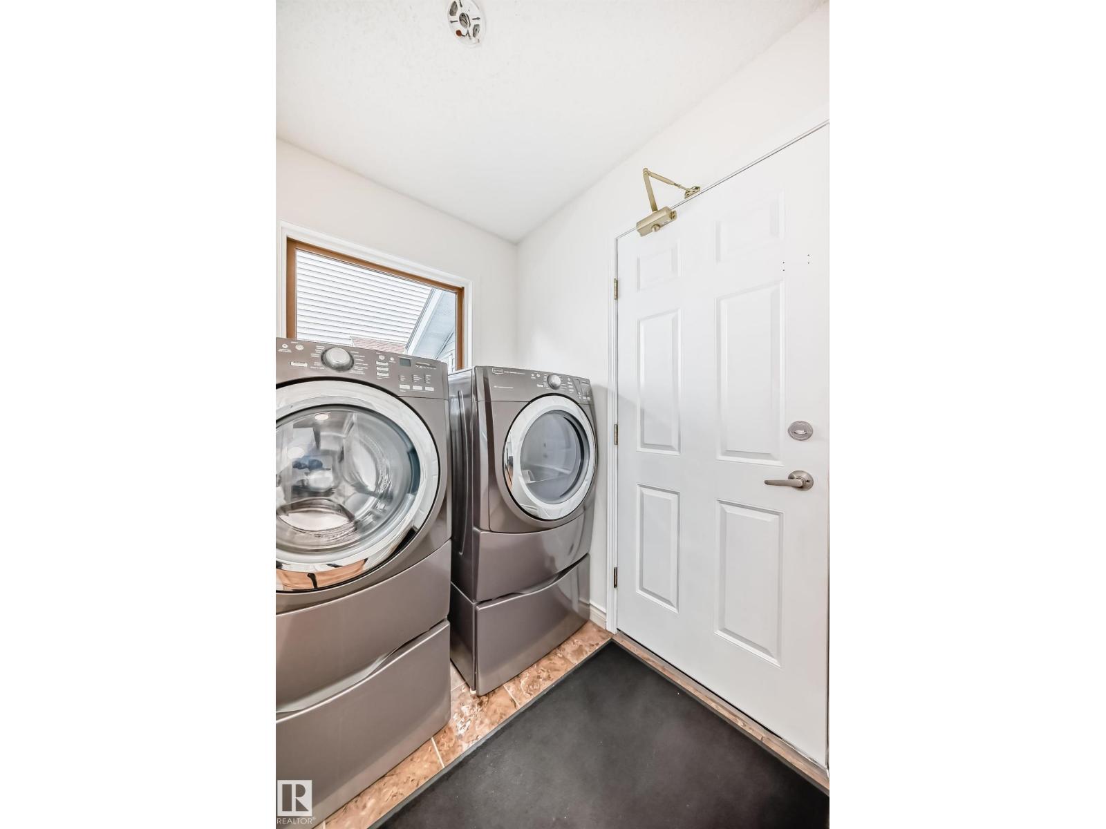 Photo 21 of 3155 36 Av Nw, Edmonton AB