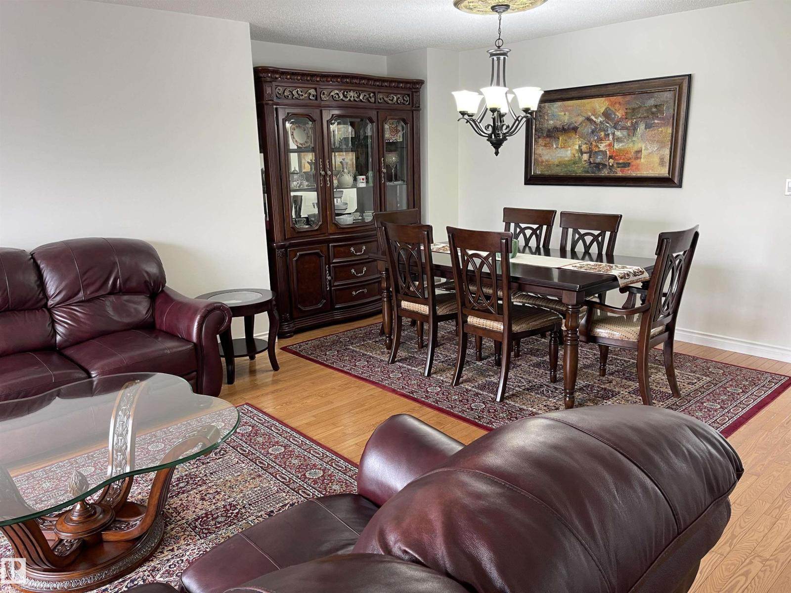 Photo 5 of 3155 36 Av Nw, Edmonton AB