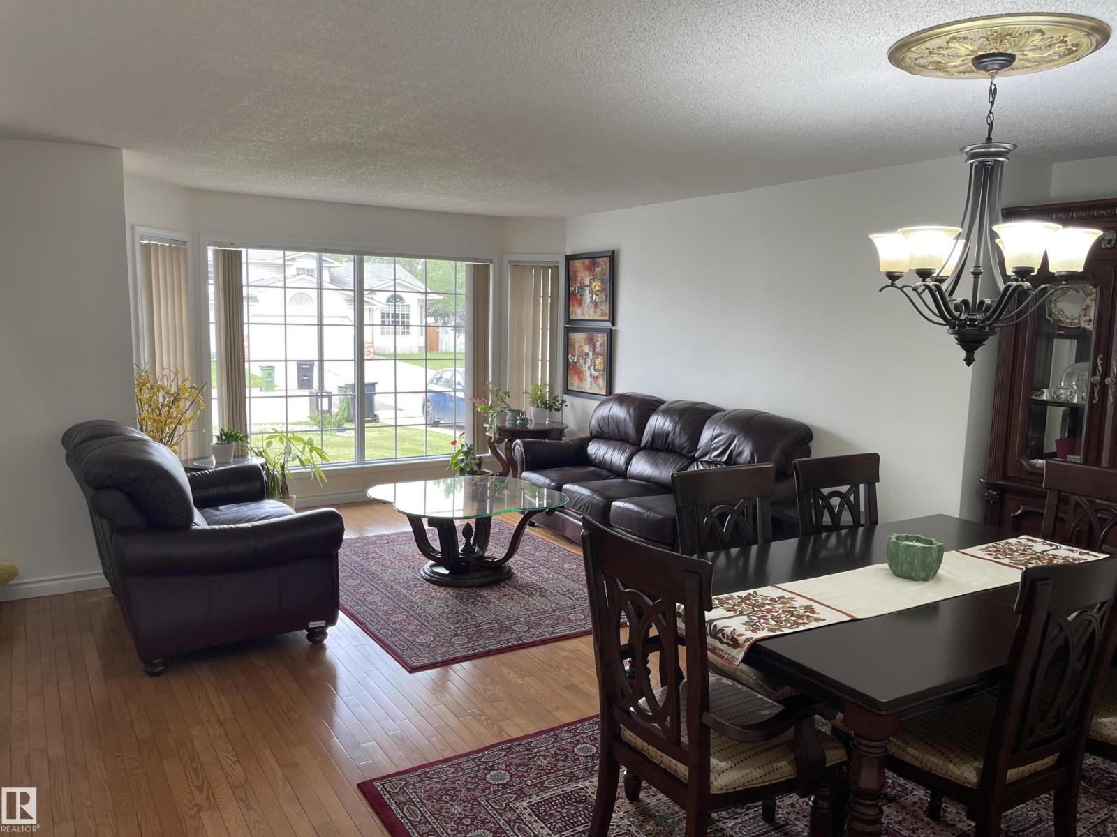 Photo 6 of 3155 36 Av Nw, Edmonton AB