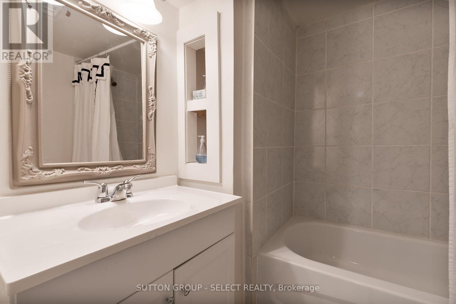 Photo 33 of 427 Regent Street, London East ON
