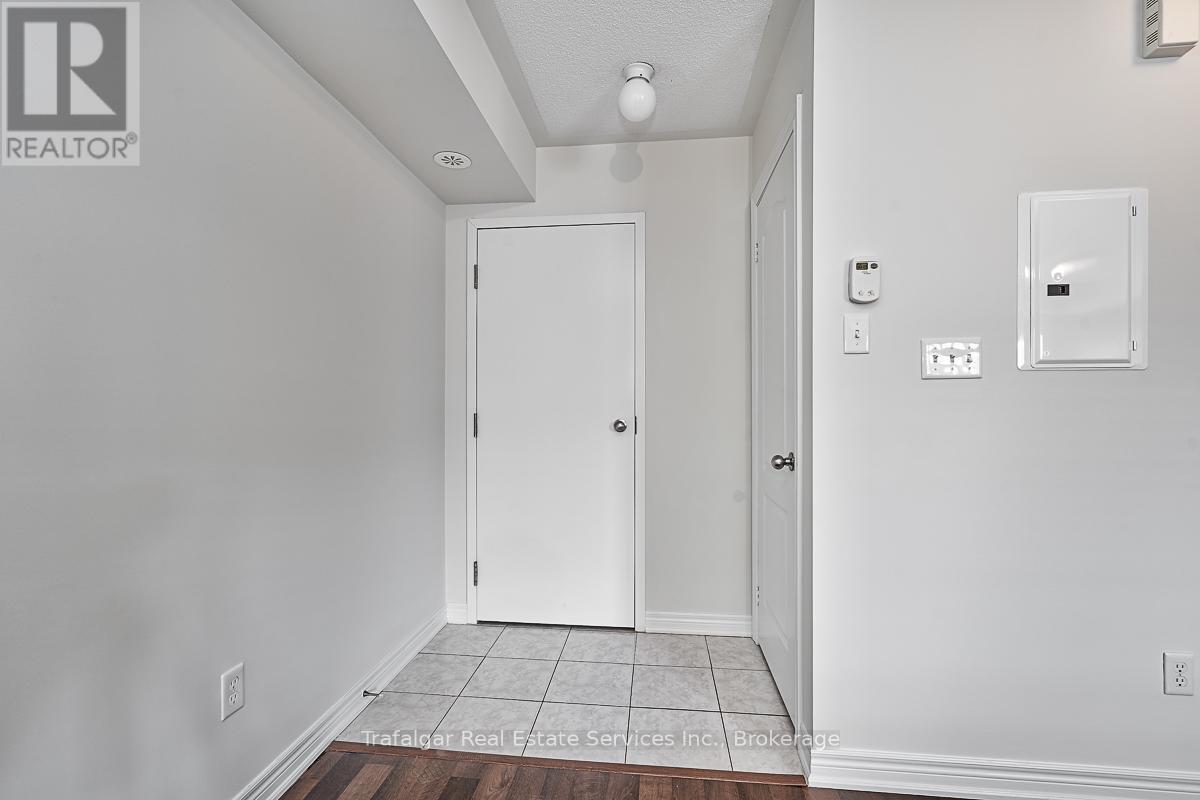 Photo 3 of 12 39 Hays Boulevard, Oakville ON