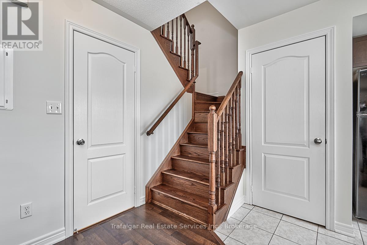 Photo 6 of 12 39 Hays Boulevard, Oakville ON