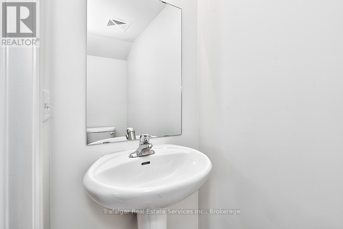 Photo 9 of 12 39 Hays Boulevard, Oakville ON