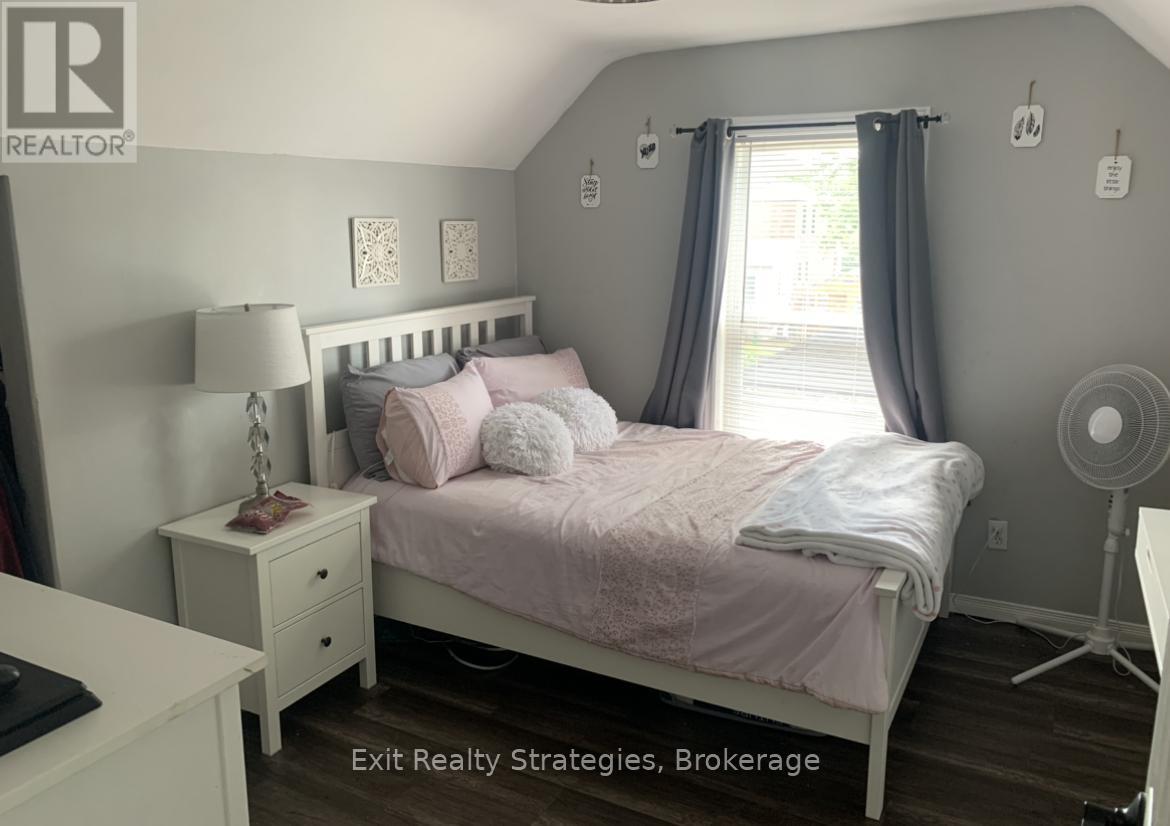 Photo 12 of 65 Tuxedo Avenue N, Hamilton ON