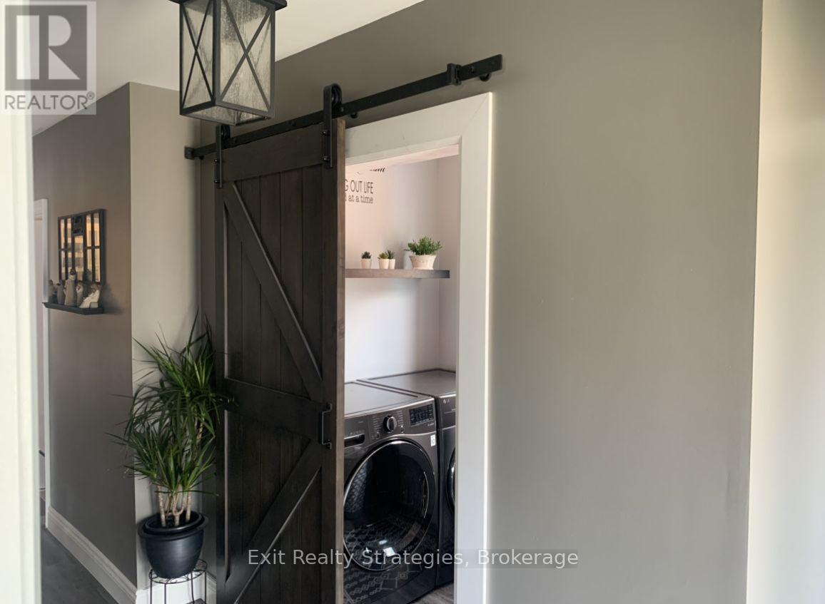 Photo 5 of 65 Tuxedo Avenue N, Hamilton ON