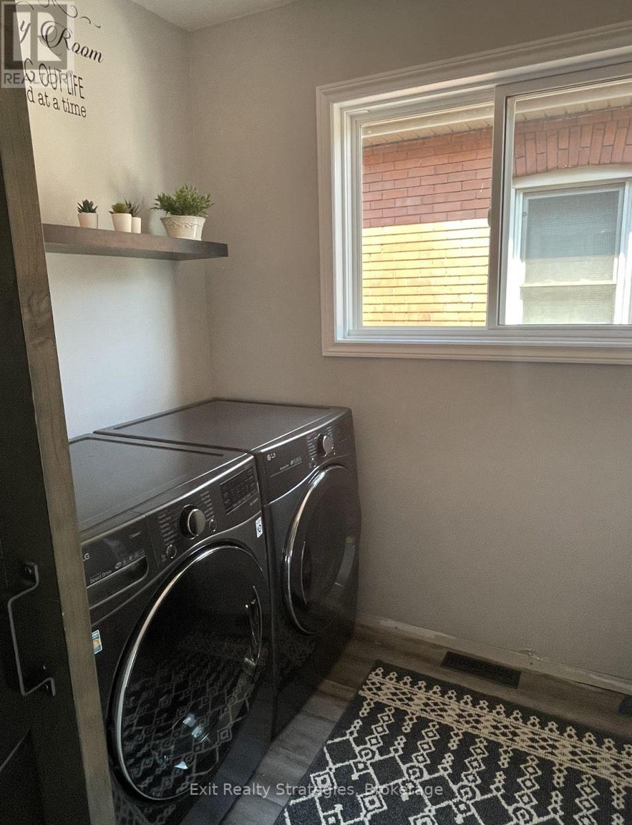 Photo 6 of 65 Tuxedo Avenue N, Hamilton ON