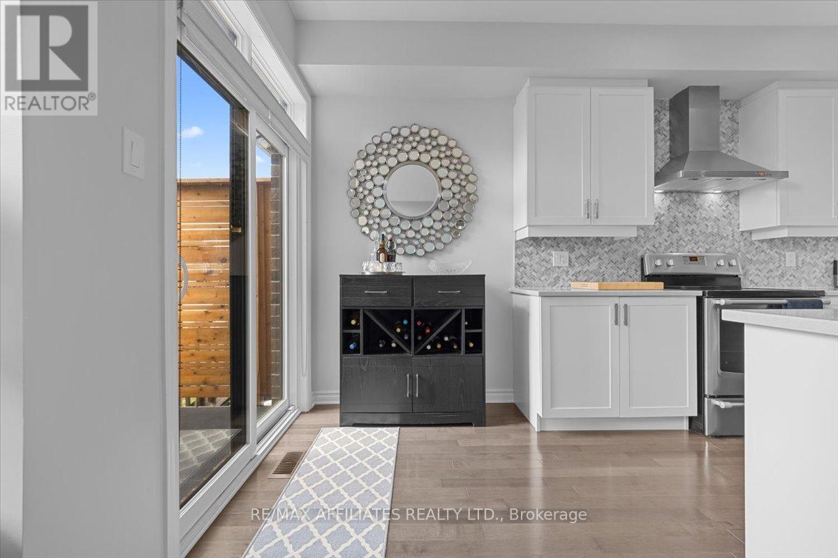Photo 10 of 511 Earnscliffe Grove, Ottawa ON