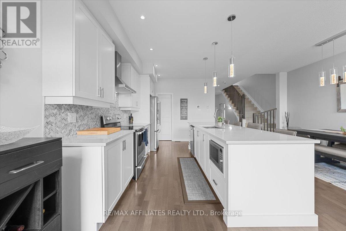 Photo 11 of 511 Earnscliffe Grove, Ottawa ON