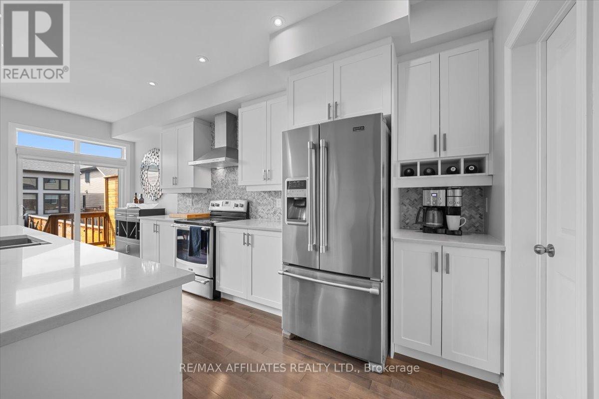 Photo 14 of 511 Earnscliffe Grove, Ottawa ON