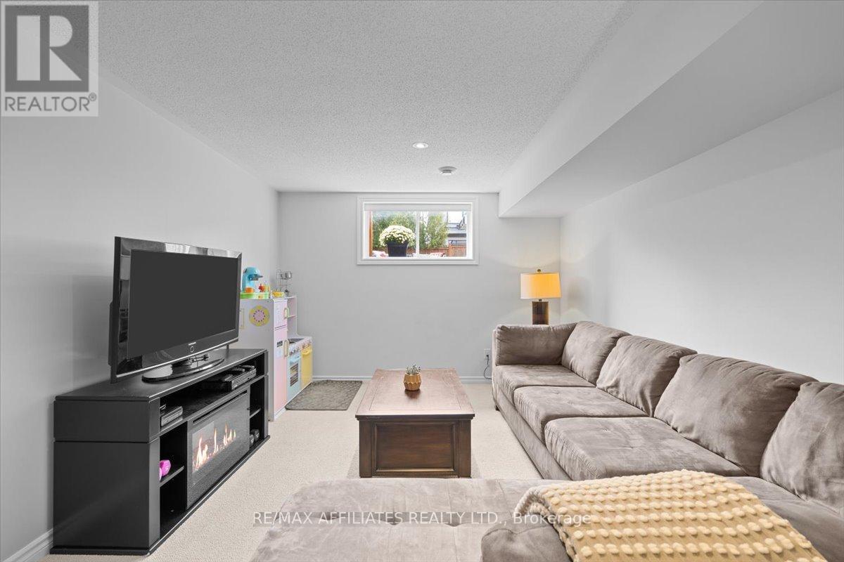 Photo 35 of 511 Earnscliffe Grove, Ottawa ON