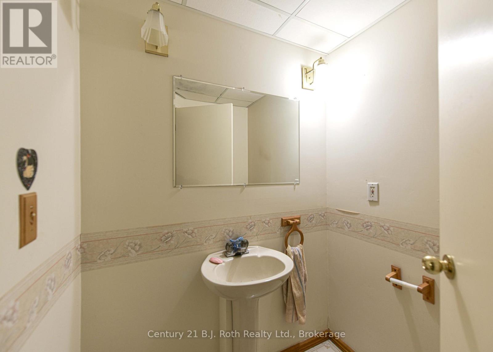 Photo 32 of 56 Tecumseth Pines Drive, New Tecumseth ON