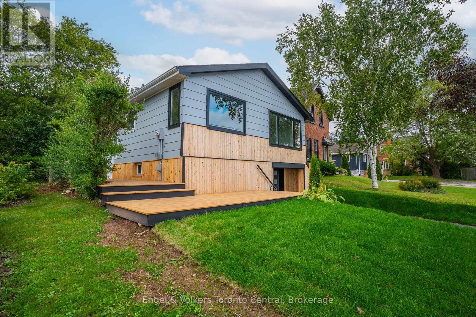 Photo 2 of 873 9th Avenue E, Owen Sound ON