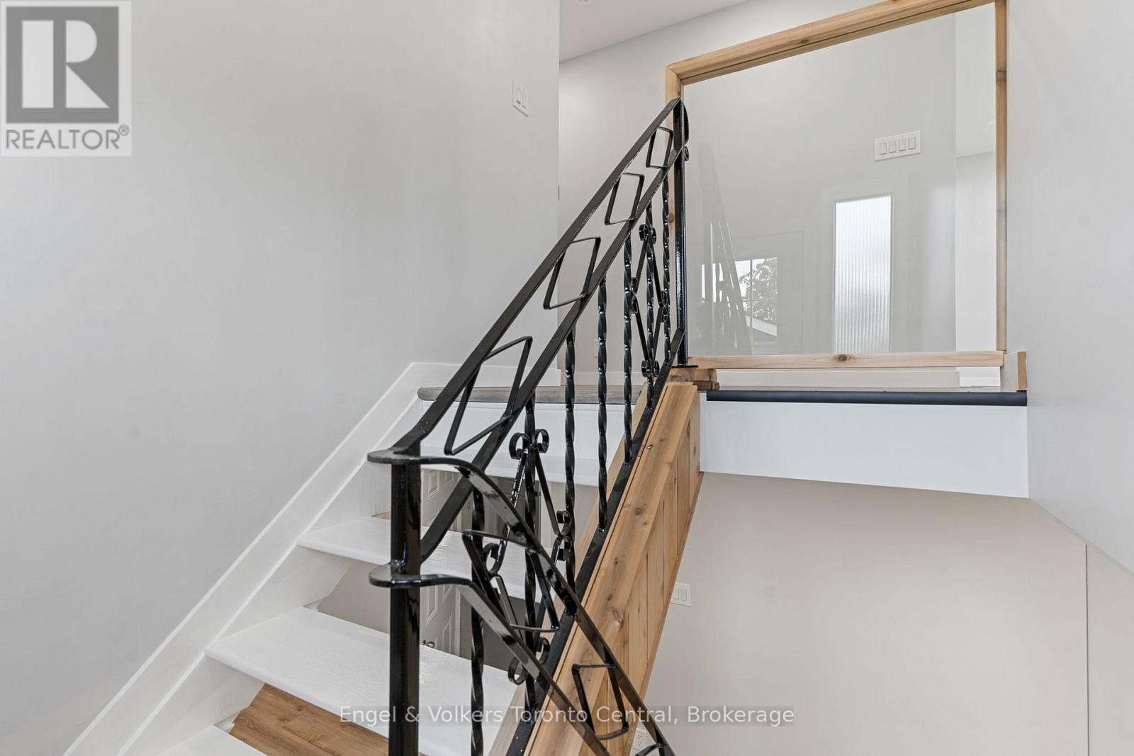 Photo 5 of 873 9th Avenue E, Owen Sound ON
